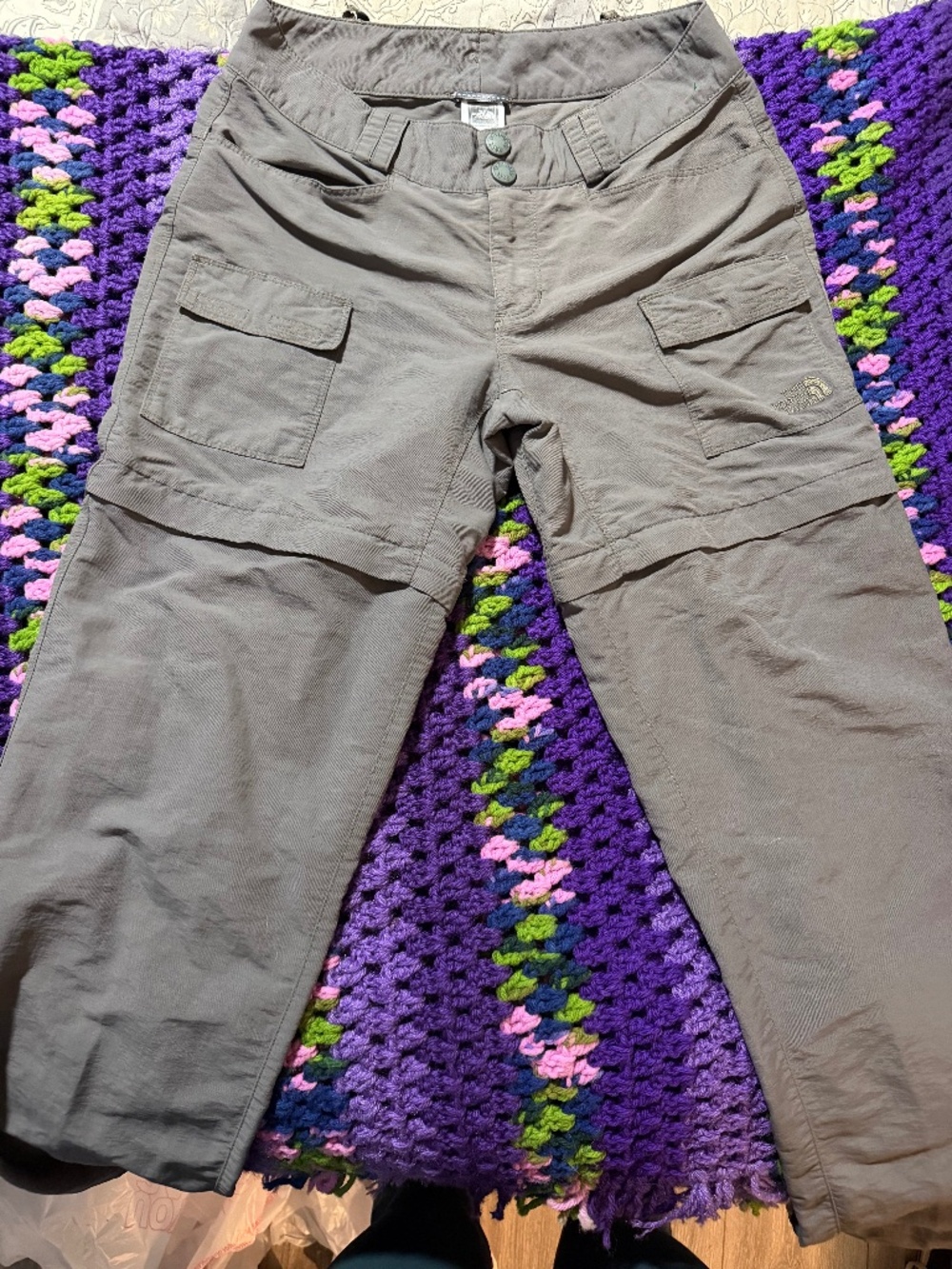 Great pair of The North Face convertible hiking pants in a versatile gray color!
